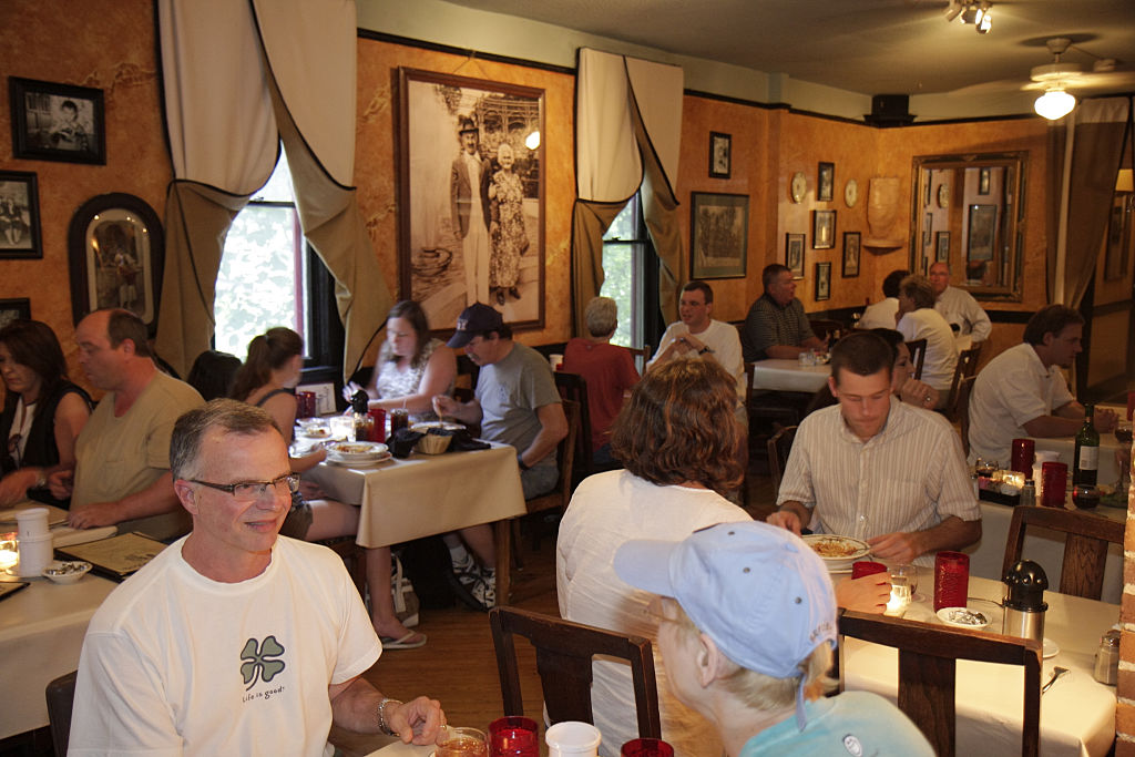 Liberty Lifestyle: Phone-Free Restaurants and Bars - A New Trend